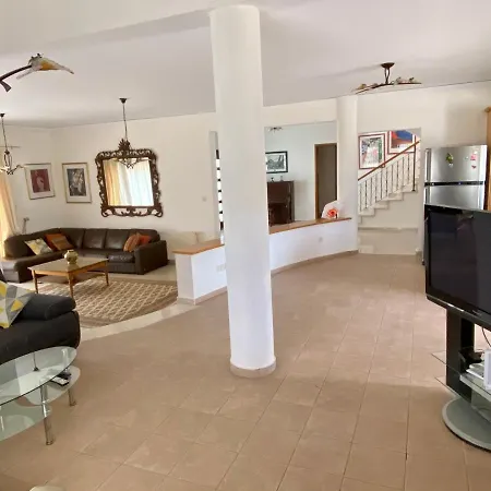 6 Bdr With Tennis Court וילה