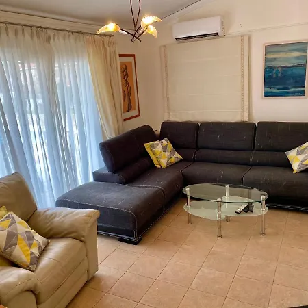 6 Bdr With Tennis Court וילה