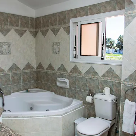 וילה 6 Bdr With Tennis Court פאפוס