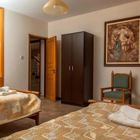 6 Bdr With Tennis Court פאפוס