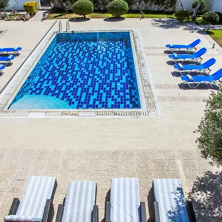 6 Bdr With Tennis Court פאפוס