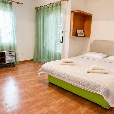 6 Bdr With Tennis Court Villa *