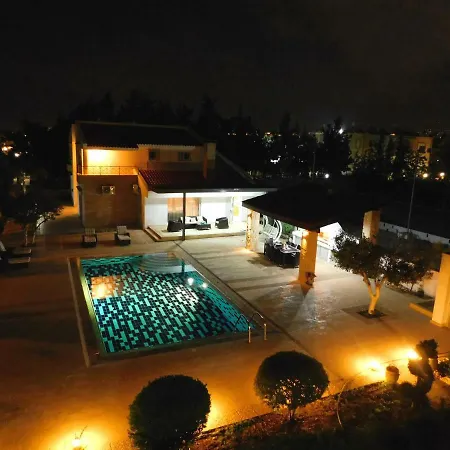 6 Bdr With Tennis Court * פאפוס