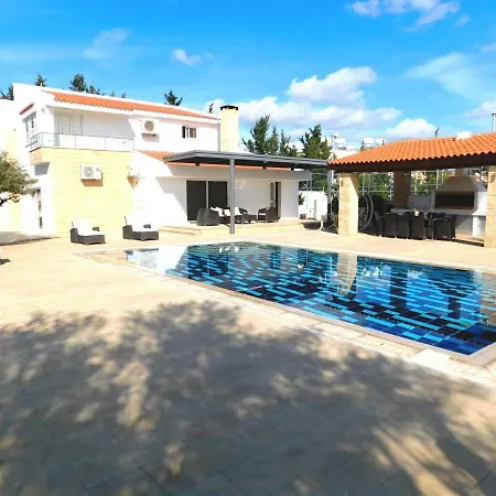 6 Bdr With Tennis Court וילה