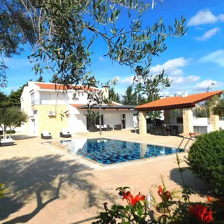 6 Bdr With Tennis Court וילה