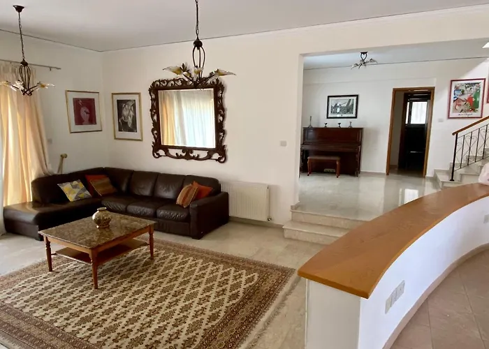 6 Bdr With Tennis Court Vila Paphos