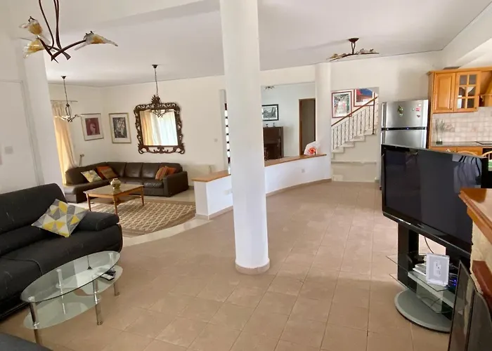 6 Bdr With Tennis Court Vila