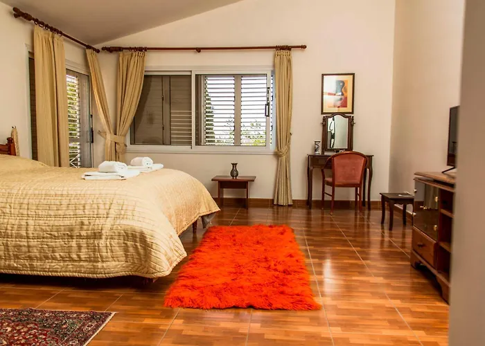 Vila 6 Bdr With Tennis Court *