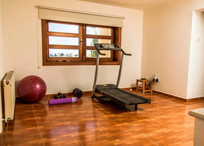 Vila 6 Bdr With Tennis Court *