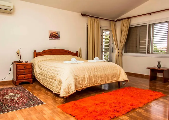 Vila 6 Bdr With Tennis Court *