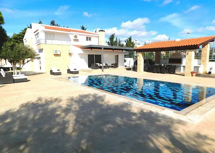 6 Bdr With Tennis Court Vila