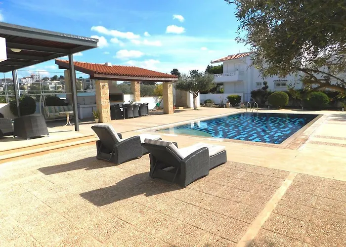 Vila 6 Bdr With Tennis Court *