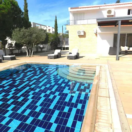 Вилла 6 Bdr With Tennis Court Пафос