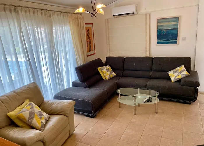 6 Bdr With Tennis Court فيلة