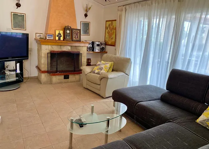 6 Bdr With Tennis Court * بافوس