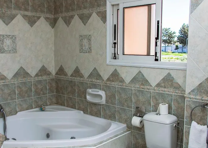 فيلة 6 Bdr With Tennis Court بافوس