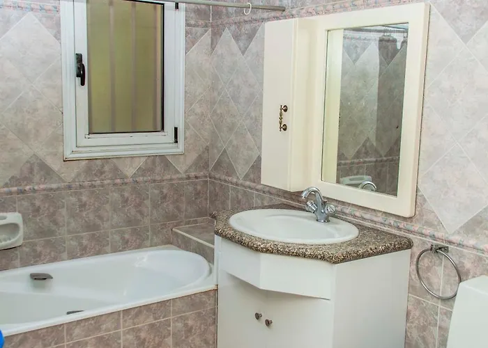 فيلة 6 Bdr With Tennis Court بافوس