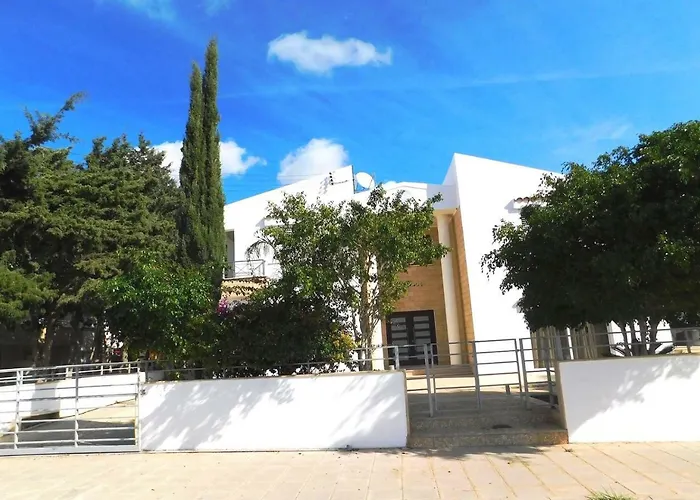 6 Bdr With Tennis Court بافوس